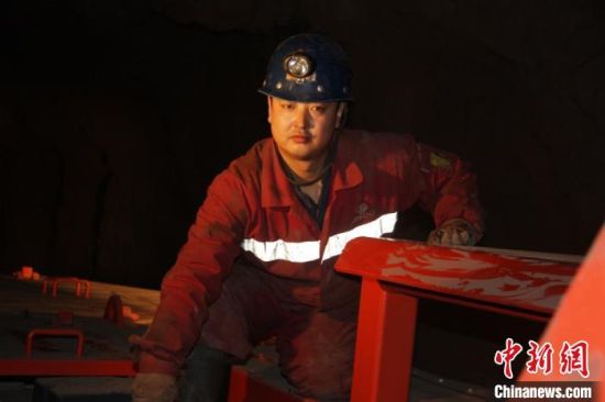 鏡鐵山礦位于祁連山南山山脈中段，是一個高海拔、高山型井下礦山，空氣稀薄，自然條件惡劣。圖為謝生瑞在礦區(qū)。(資料圖)受訪者供圖